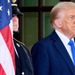 Esta foto combinada mostra os candidatos a governador de Nova Jersey, o republicano Jack Ciattarelli, à esquerda, e a democrata Mikie Sherrill durante o debate final na corrida para governador, 8 de outubro de 2025, em New Brunswick, NJ (AP Photos/Heather Khalifa)