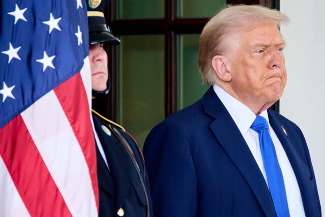 Esta foto combinada mostra os candidatos a governador de Nova Jersey, o republicano Jack Ciattarelli, à esquerda, e a democrata Mikie Sherrill durante o debate final na corrida para governador, 8 de outubro de 2025, em New Brunswick, NJ (AP Photos/Heather Khalifa)