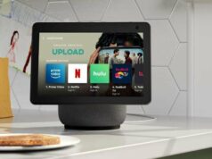 Os 7 melhores dispositivos Amazon Echo de 2025 – e quais devem entrar na sua lista de Natal Um Echo Spot em uma mesa de cabeceira ao lado de uma luminária