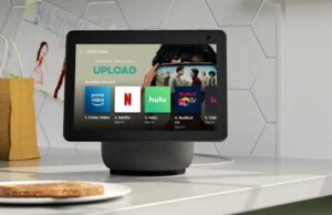 Os 7 melhores dispositivos Amazon Echo de 2025 – e quais devem entrar na sua lista de Natal Um Echo Spot em uma mesa de cabeceira ao lado de uma luminária