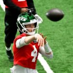 O quarterback dos Jets, Brady Cook (4), treina em Florham Park, NJ.