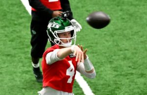 Os Jets têm um grande objetivo para Brady Cook à medida que a temporada se aproxima do fim O quarterback dos Jets, Brady Cook (4), treina em Florham Park, NJ.