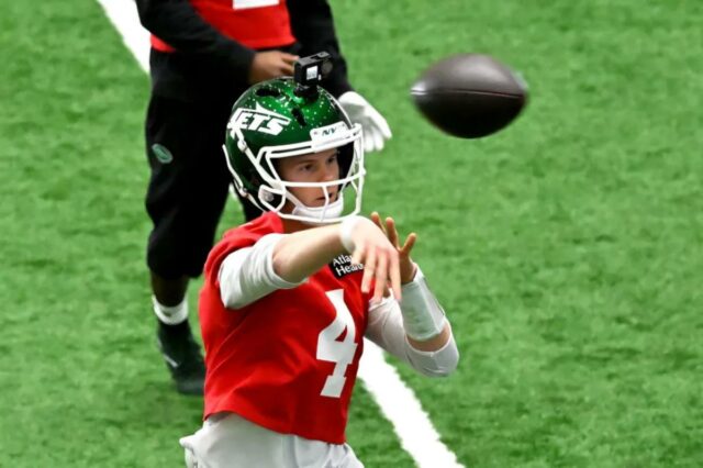 O quarterback dos Jets, Brady Cook (4), treina em Florham Park, NJ. 