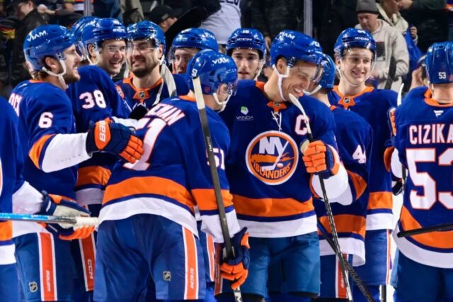 Os Resilient Islanders venceram os Golden Knights nos pênaltis enquanto Os Resilient Islanders venceram os Golden Knights nos pênaltis enquanto o ataque avança