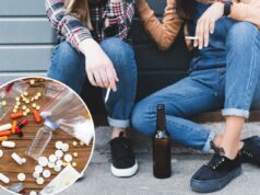Os adolescentes estão bebendo e fumando menos – mas mais estão usando essas duas drogas altamente perigosas Vista recortada de adolescentes fumando cigarros, segurando cerveja e sentados.