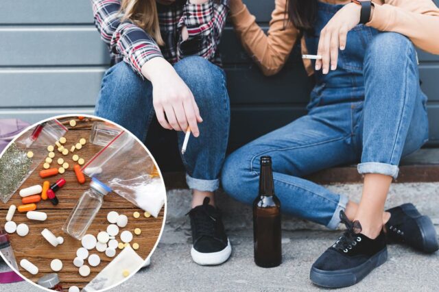 Vista recortada de adolescentes fumando cigarros, segurando cerveja e sentados.