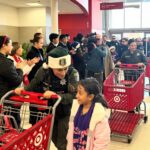 Papai Noel e a Sra. Noel cumprimentam estudantes compradores e seus companheiros policiais na loja Target na Coleman Avenue em San Jose durante a maratona de compras de heróis e ajudantes da Fundação Shop With a Cop Silicon Valley na quarta-feira, 10 de dezembro de 2025. (Sal Pizarro/Bay Area News Group)