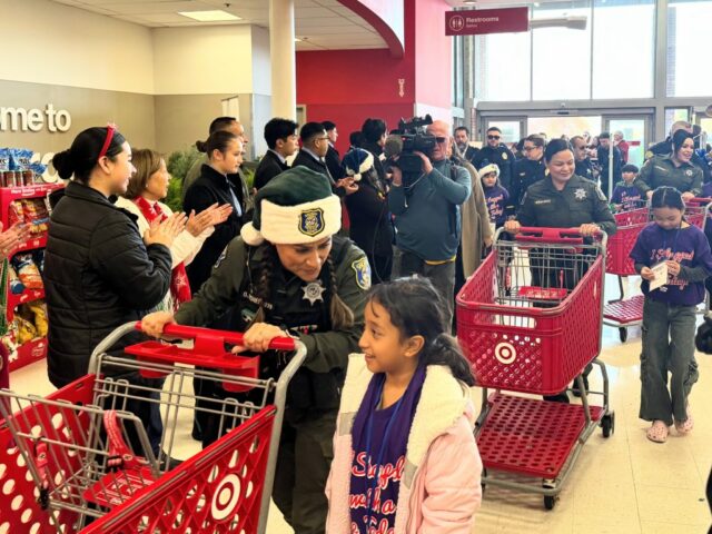 Papai Noel e a Sra. Noel cumprimentam estudantes compradores e seus companheiros policiais na loja Target na Coleman Avenue em San Jose durante a maratona de compras de heróis e ajudantes da Fundação Shop With a Cop Silicon Valley na quarta-feira, 10 de dezembro de 2025. (Sal Pizarro/Bay Area News Group)
