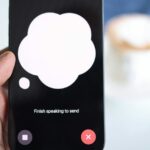 Os anúncios ChatGPT estão a caminho, mas os usuários do iPhone podem evitá-los | Close de um usuário do iPhone conversando com o ChatGPT