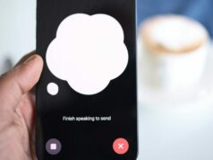 Os anúncios ChatGPT estão a caminho, mas os usuários do iPhone podem evitá-los Os anúncios ChatGPT estão a caminho, mas os usuários do iPhone podem evitá-los | Close de um usuário do iPhone conversando com o ChatGPT