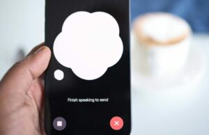 Os anúncios ChatGPT estão a caminho, mas os usuários do iPhone podem evitá-los Os anúncios ChatGPT estão a caminho, mas os usuários do iPhone podem evitá-los | Close de um usuário do iPhone conversando com o ChatGPT