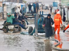 Os ataques israelenses em Gaza são implacáveis, enquanto os deslocados enfrentam campos inundados Jovens palestinos deslocados dentro de uma tenda inundada pela água da chuva no campo de refugiados de Bureij
