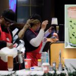 Duas bebidas geladas, uma de chocolate e uma de chá verde, ambas cobertas com espuma.