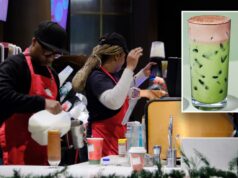 Os baristas da Starbucks temem ser dominados quando as lojas lançam uma bebida animada inspirada em um doce popular: ‘Estaremos ocupados para sempre’ Duas bebidas geladas, uma de chocolate e uma de chá verde, ambas cobertas com espuma.