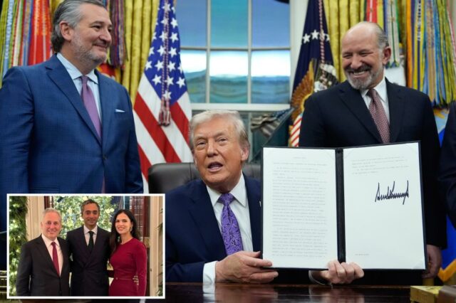 Os chefões da tecnologia se alegram quando Trump assina a Colagem do ex-presidente Trump assinando uma ordem executiva sobre IA, flanqueado pelo senador Ted Cruz e Matt Schlapp, com uma imagem menor do ex-embaixador Richard Grenell, Ric Grenell e uma mulher.