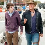 Felicity Jones, Dominic Sessa, Chloe Grace Moretz, Devery Jacobs, em baixo, a partir da esquerda: Jason Schwartzman, Rafaella Karnaby, Michelle Pfeiffer, Drake Shehan e Denis Leary em Oh. O que. Diversão