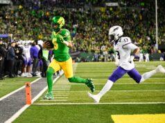 Os cinco touchdowns de Dante Moore levam o Oregon à derrota no Playoff do College Football sobre James Madison O quarterback do Oregon Ducks, Dante Moore (5), correndo para um touchdown enquanto o safety de James Madison Dukes, Tyler Brown (13), defende.