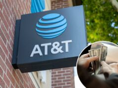 Os clientes da AT&T têm duas semanas restantes para reivindicar até US$ 7.500 em acordo de violação de dados – veja como ver se você é elegível Mãos colocando notas de dólar americano em um envelope.
