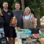 Os clientes do país recebem com um sorriso a entrega de produtos frescos