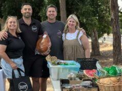 Os clientes do país recebem com um sorriso a entrega de produtos frescos Os clientes do país recebem com um sorriso a entrega de produtos frescos