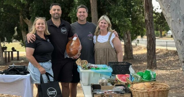Os clientes do país recebem com um sorriso a entrega de produtos frescos
