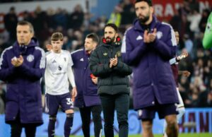 Os comentários de Ruben Amorim sobre a derrota do Man Utd parecem familiares, é uma reclamação que ouvimos repetidamente Ruben Amorim sai vestindo jaqueta preta