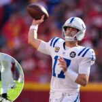 Pernas inferiores de um jogador do Indianapolis Colts usando uma almofada especial.