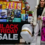 Os compradores da Black Friday e da Cyber ​​​​Monday gastaram mais online e pessoalmente este ano, gerando US$ 44,2 bilhões em vendas