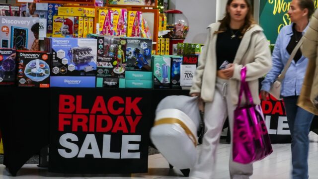 Os compradores da Black Friday e da Cyber ​​​​Monday gastaram mais online e pessoalmente este ano, gerando US$ 44,2 bilhões em vendas
