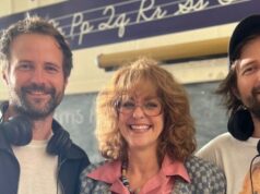 Os criadores de ‘Stranger Things’ criaram um papel na 5ª temporada especificamente para seu professor de teatro do ensino médio Hope Hynes Love no set de