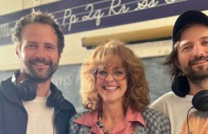 Os criadores de ‘Stranger Things’ criaram um papel na 5ª temporada especificamente para seu professor de teatro do ensino médio Hope Hynes Love no set de