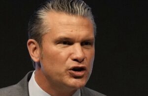 Os críticos rasgam a tentativa ultrajante de Pete Hegseth de transformar novo escândalo em um meme Yahoo news home