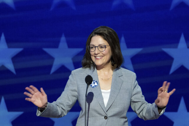 A prefeita eleita de Miami, Eileen Higgins, comemora em uma festa após vencer o segundo turno para prefeito de Miami, terça-feira, 9 de dezembro de 2025, em Miami. (Foto AP/Lynne Sladky)