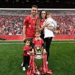 Jota é fotografado em Anfield com o troféu da Premier League ao lado de sua companheira, Rute Cardoso, e de seus três filhos, depois de ajudar o Liverpool a garantir seu 20º título da liga na temporada passada
