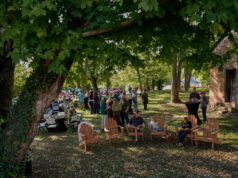 Os esforços para reconectar os americanos enfrentam desafios em tempos de solidão Desenho animado de Pedro Molina