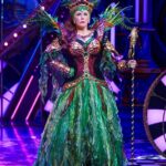 Os fãs estão saindo do panto de Catherine Tate, na foto, depois de desembolsar até £ 220 pelos ingressos, classificando o show como um 'festival obsceno'