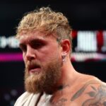 Os fãs comemoram quando Jake Paul é nocauteado por Anthony Joshua na Netflix