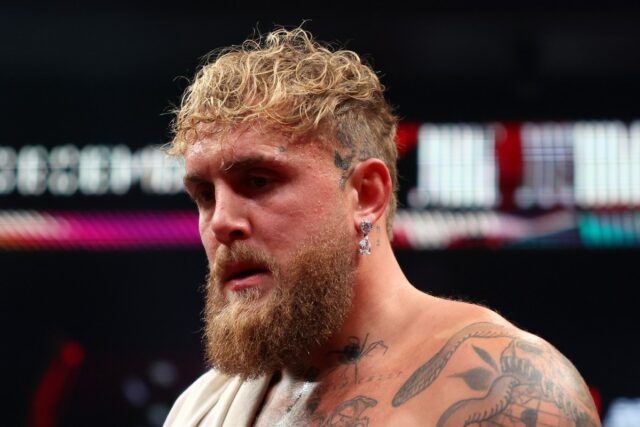 Os fãs comemoram quando Jake Paul é nocauteado por Anthony Joshua na Netflix
