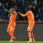 Amad Diallo luta pela posse de bola com o uniforme do Manchester United.