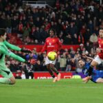 Senne Lammens durante a partida da Premier League entre Wolves e Manchester United no Molineux em Wolverhampton, Inglaterra, em 2025.
