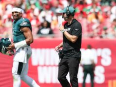 Os fãs incitaram a casa do coordenador dos Eagles, Kevin Patullo, após a derrota para o Bears O técnico ofensivo do Philadelphia Eagles, Kevin Patullo, se comunica com o quarterback Jalen Hurts durante um intervalo.