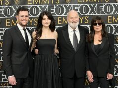 Os filhos de Rob e Michele Reiner anunciam serviço memorial para pais assassinados Jake e Romy Reiner são fotografados com seus pais, Rob e Michele. O casal foi assassinado em sua cama. Seu outro filho, Nick, não retratado, foi acusado de seus assassinatos