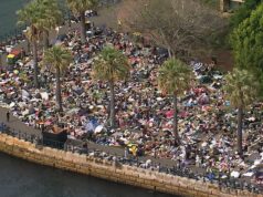 Os foliões desafiam o medo do terror para se reunirem nas celebrações do NYE em Sydney Os foliões desafiam o medo do terror para se reunirem nas celebrações do NYE em Sydney