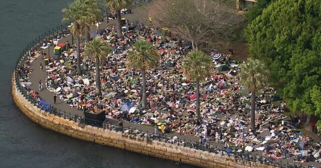 Os foliões desafiam o medo do terror para se reunirem nas celebrações do NYE em Sydney
