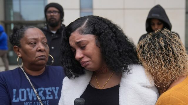 Buracos de bala no salão de banquetes de Stockton, onde a festa estava acontecendo.