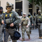 A secretária de Segurança Interna, Kristi Noem, dá uma entrevista coletiva sobre os recentes protestos em Los Angeles na quinta-feira, 12 de junho de 2025. (AP Photo/Etienne Laurent)