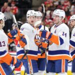 Bo Horvat, nº 14 do New York Islanders, comemora com seus companheiros de equipe após marcar um gol contra o Chicago Blackhawks durante o primeiro período no United Center em 30 de dezembro de 2025 em Chicago, Illinois.