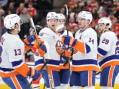 Os ilhéus terminam 2025 em alta com uma emocionante vitória nos pênaltis sobre os Blackhawks Bo Horvat, nº 14 do New York Islanders, comemora com seus companheiros de equipe após marcar um gol contra o Chicago Blackhawks durante o primeiro período no United Center em 30 de dezembro de 2025 em Chicago, Illinois.