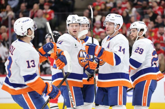 Bo Horvat, nº 14 do New York Islanders, comemora com seus companheiros de equipe após marcar um gol contra o Chicago Blackhawks durante o primeiro período no United Center em 30 de dezembro de 2025 em Chicago, Illinois.