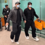 Os influenciadores Rajab Butt e Nadeem 'Naniwala' Mubarak concederam fiança provisória em caso de aplicativo de jogos de azar. Os TikTokers Rajab Butt e Nadeem 'Naniwala' Mubarak chegam ao aeroporto de Islamabad carregando sacolas de compras e usando bonés e máscaras faciais.